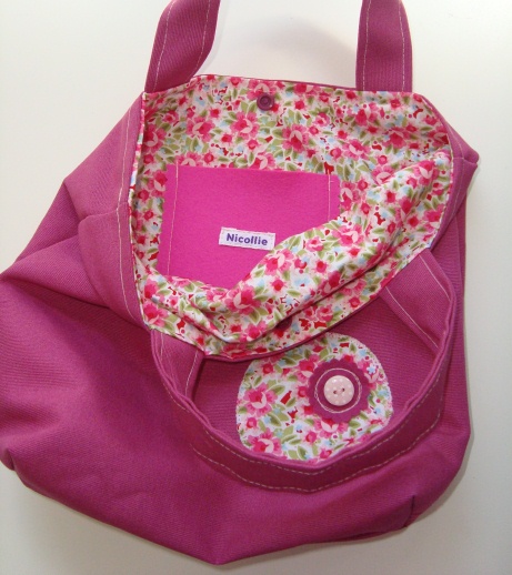 roze tas met naamlabel van Nominette