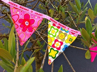 versiering met naamlabel voor kinderfeestje