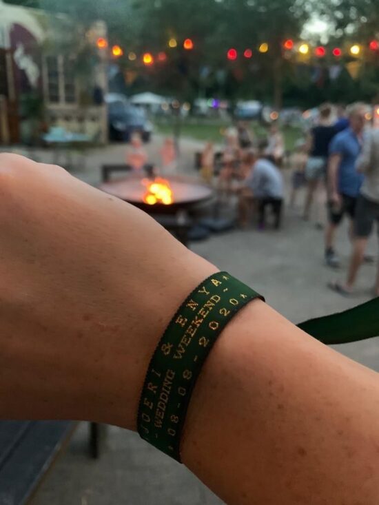 Festivalwedding met eigen polsbandjes - Nominette