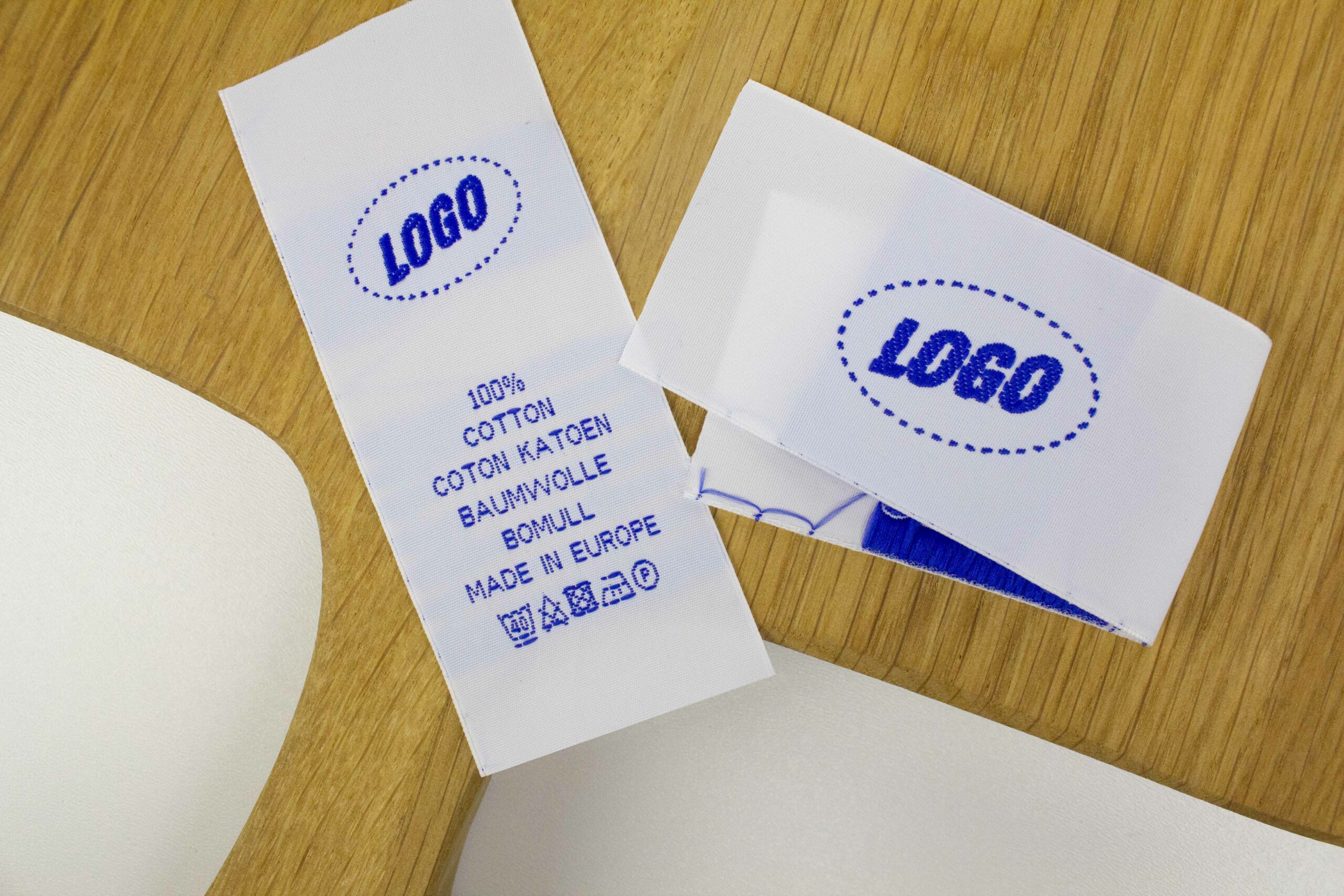 Label met logo Nominette