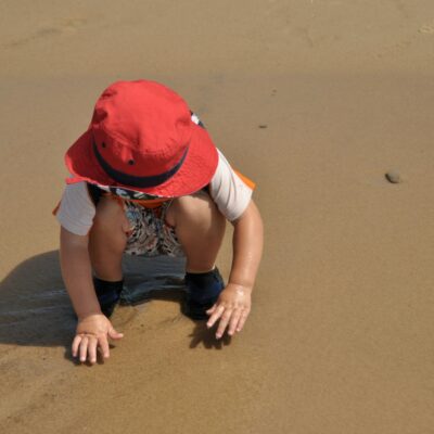 Over 1,000 missing persons at the Belgian coast last summer: This is how an Kids ID band protects your child