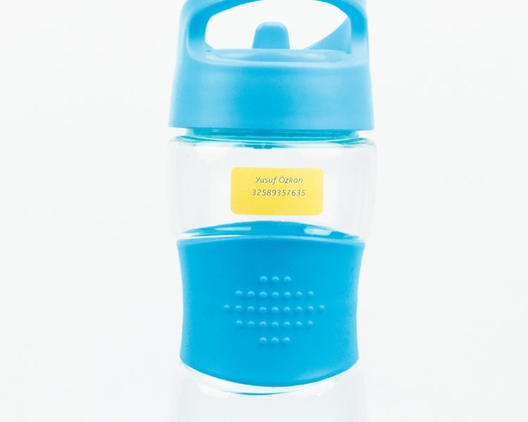 Naamsticker op drinkbus