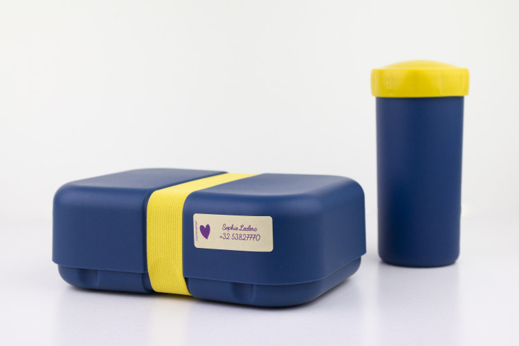 Naamstickers op broodtrommel en drinkbeker